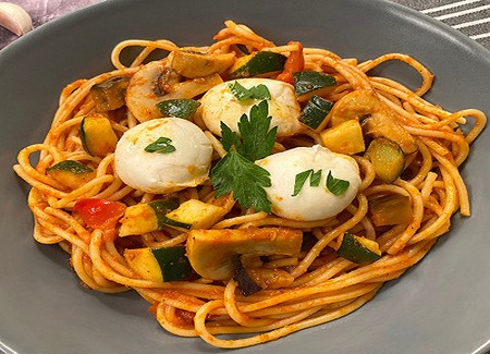 Spaghetti aux légumes et burrata