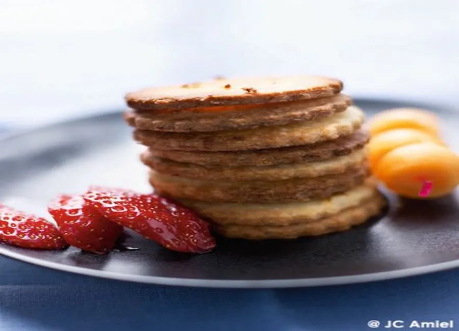 Biscuits au citron et aux amandes, fruits découpés
