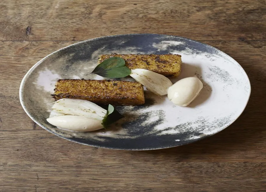 Brioche perdue, tonka et poire