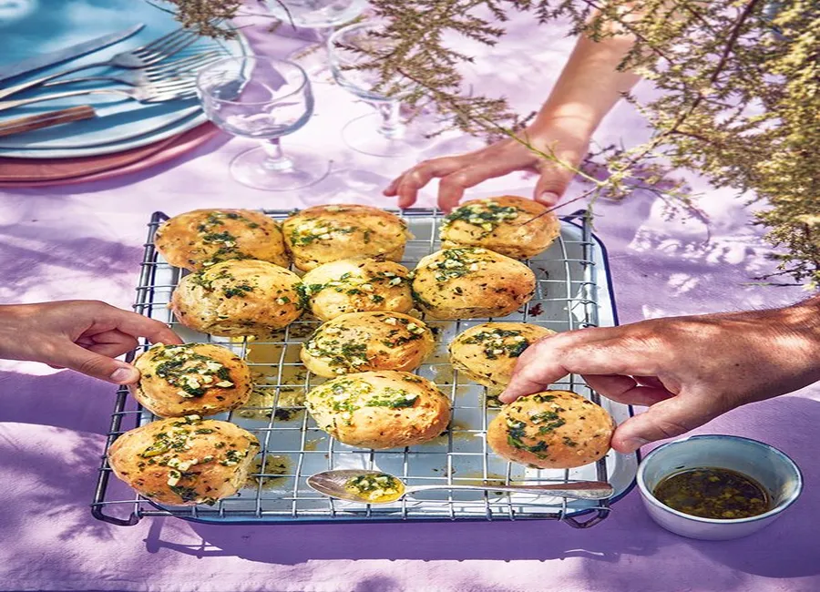 Brioches à l'ail et aux herbes