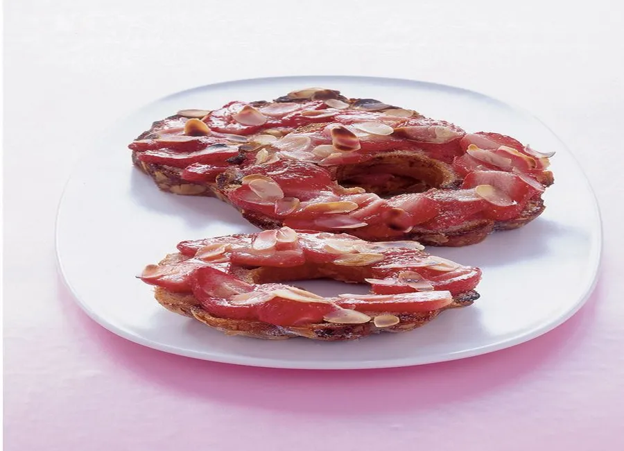 Brioches dorées aux fraises et au beurre salé