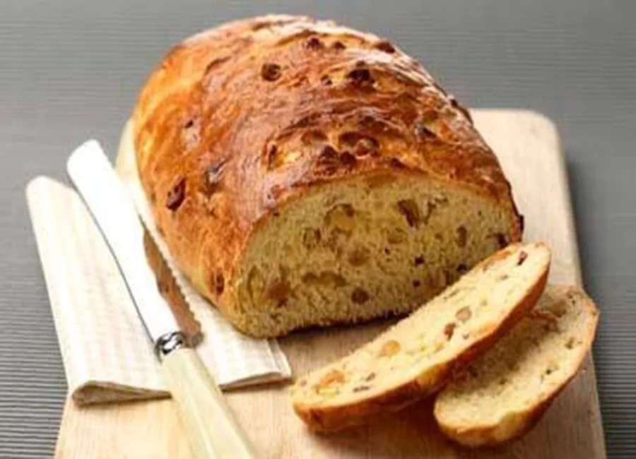 Brioches pommes, raisins et noisettes