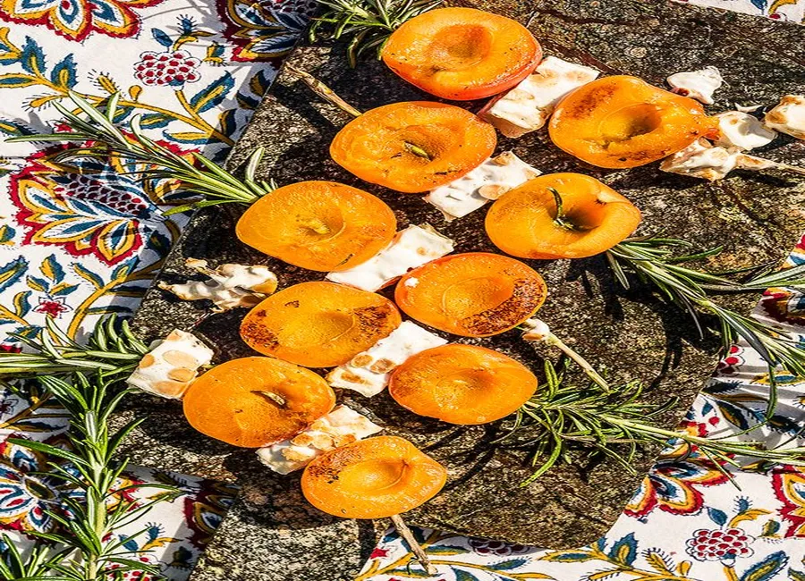 Brochettes d'abricots, nougat et romarin