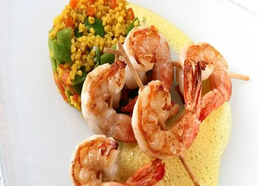 Brochettes de gambas, boulgour façon paella