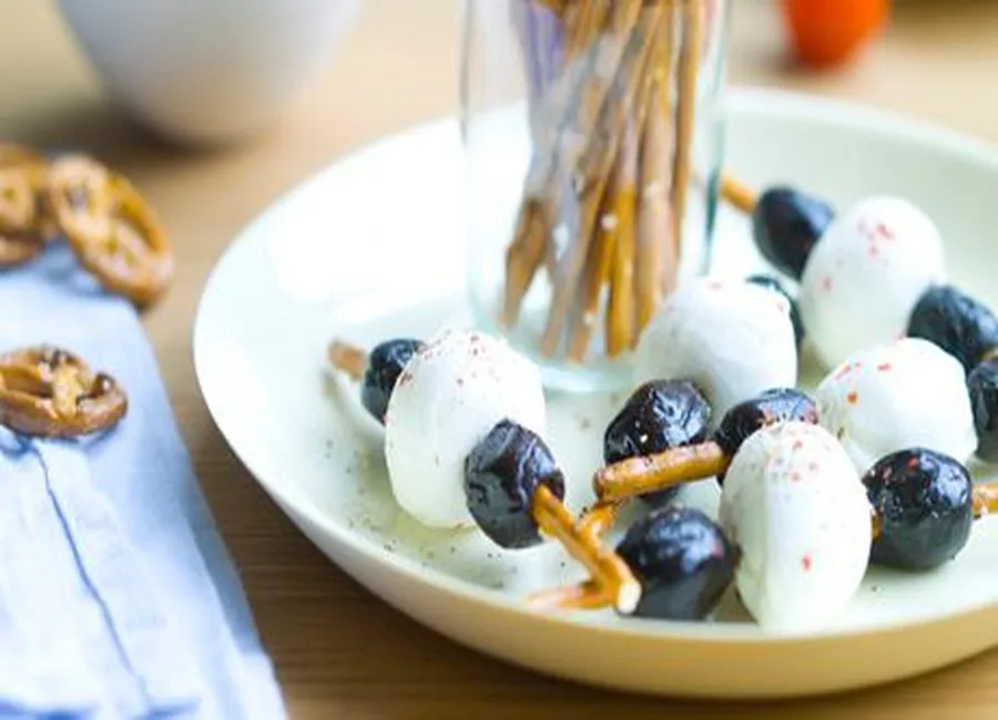 Brochettes de bâtonnets de bretzels, billes de mozzarelle et olives