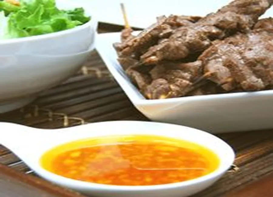 Brochettes de boeuf et salade asiatique