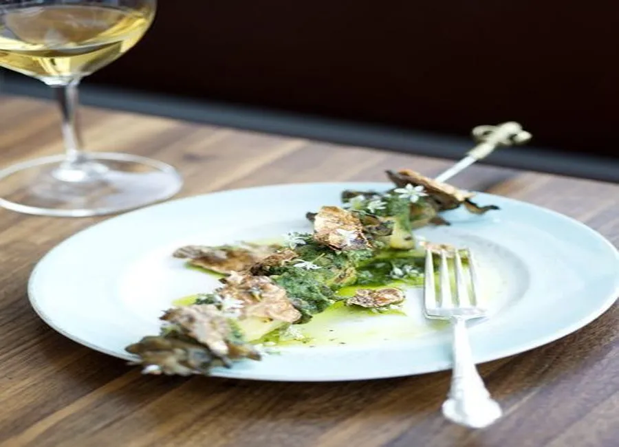Brochettes de bulots et pommes de terre confites, salsa verde
