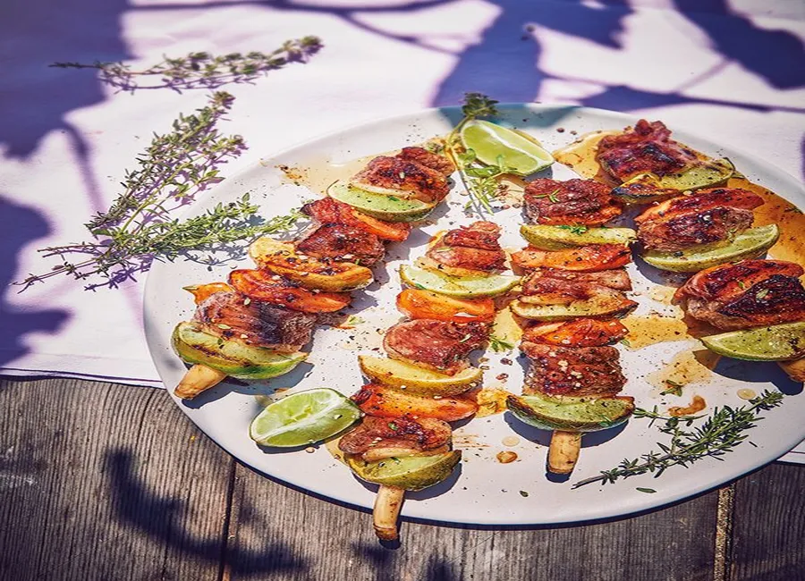 Brochettes de canard aux abricots marinés sur tige de citronnelle