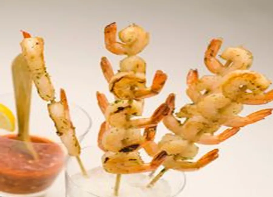 Brochettes de crevettes à la sauce épicée