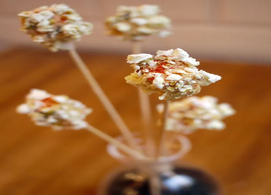 Brochettes de foie gras au pop corn en apéro de paul-arthur berlan, chef du metropolitain