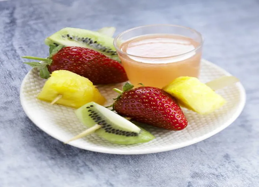 Brochettes de fruits frais