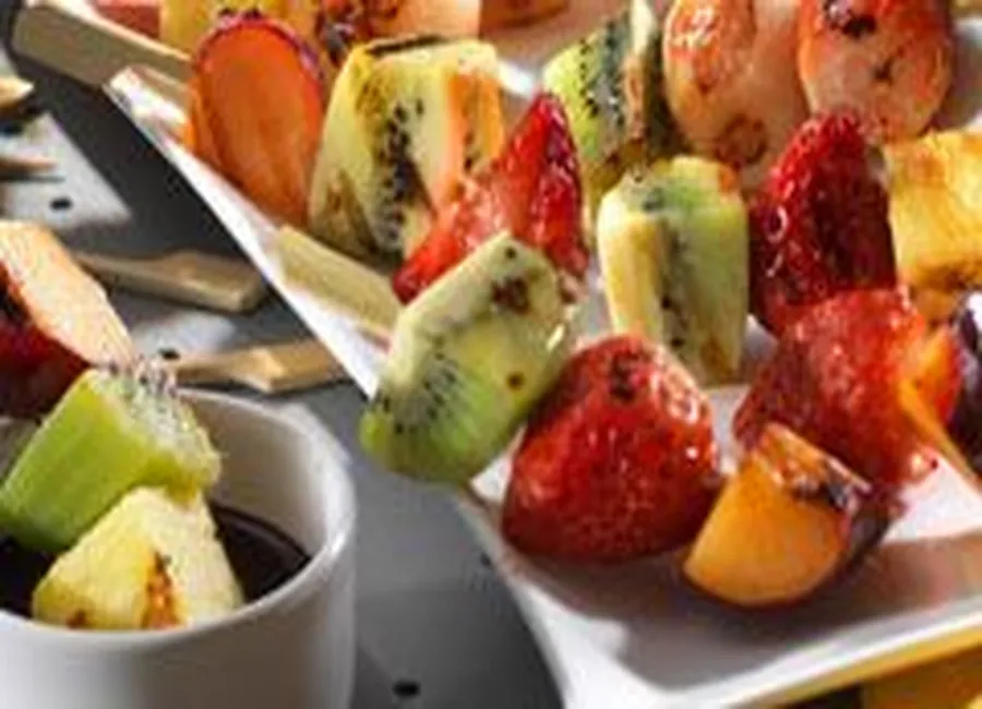 Brochettes de fruits grillés