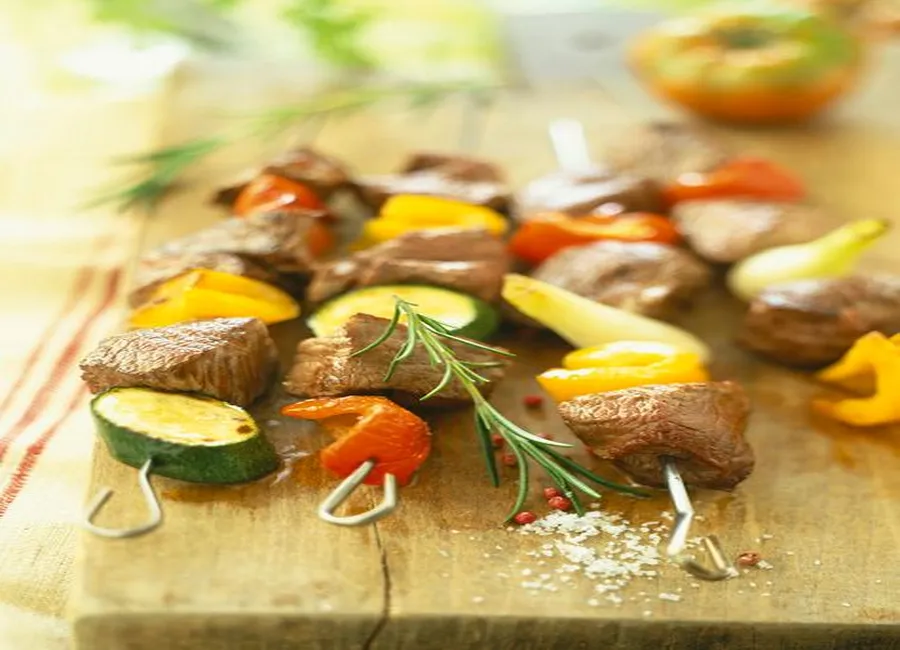 Brochettes de gigot et de poires aux épices