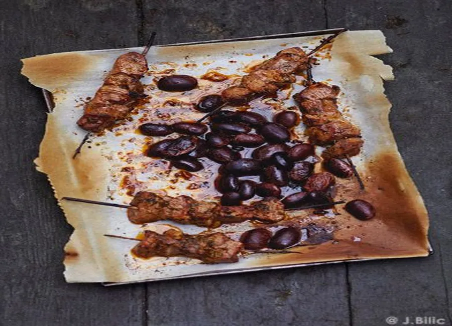 Brochettes de gigot et haricots violets