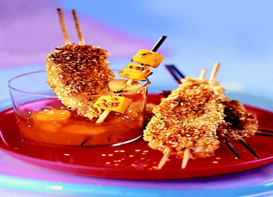 Brochettes de lapin au sésame et dés de mangue