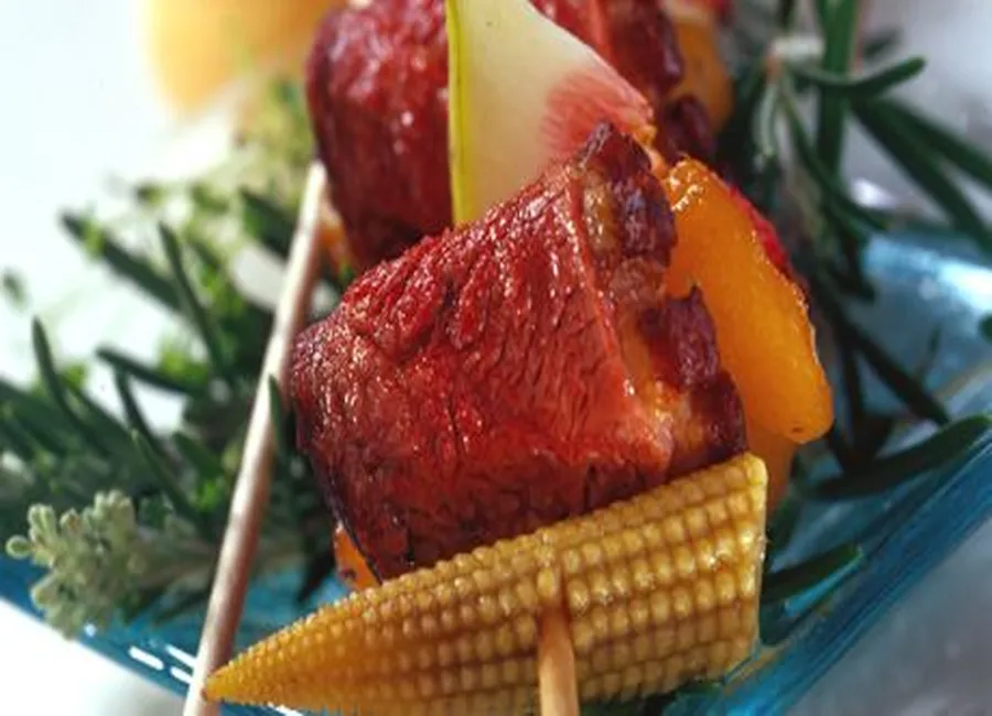 Brochettes de magret de canard, maïs, abricots et figues