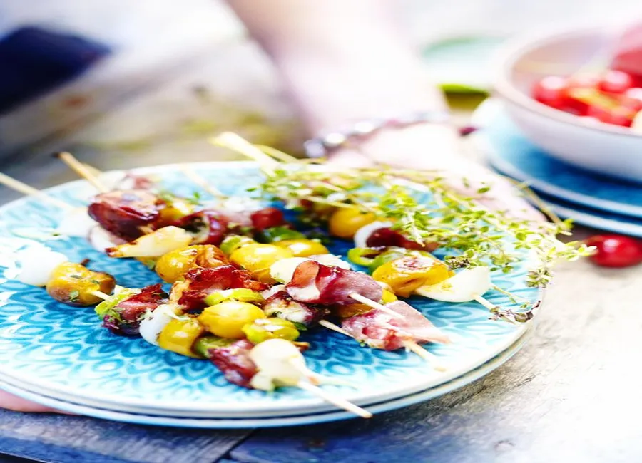 Brochettes de mirabelles au chèvre et bresaola