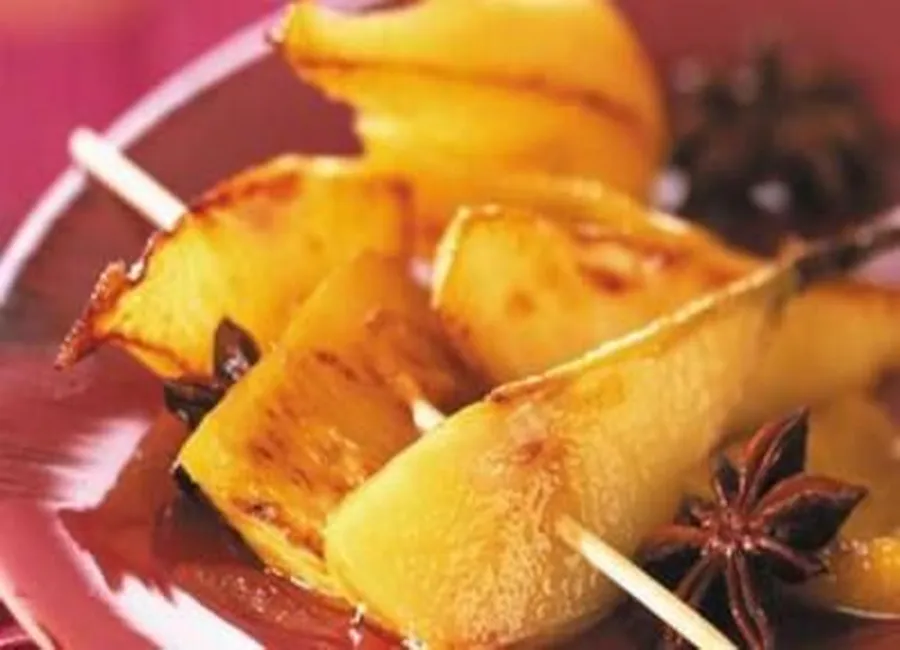 Brochettes de poires au praliné de cranberries et sa glace au nougat