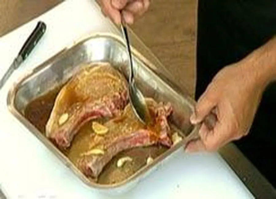 Côtes de porc marinées et riz soufflé
