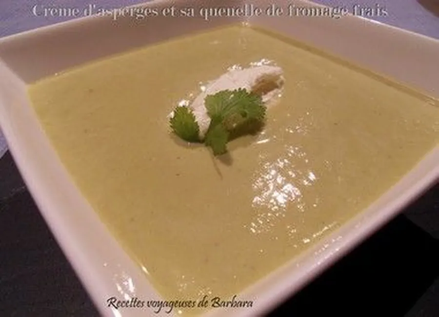 Crème d'asperges et sa quenelle de fromage frais