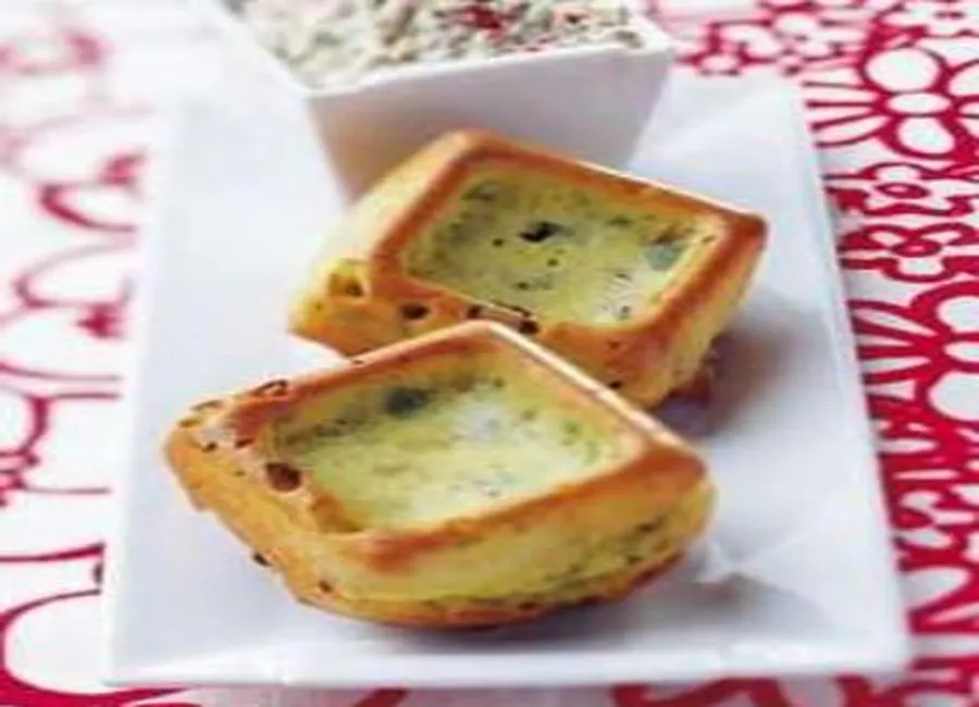 Cakes aux herbes, dip à la sardine