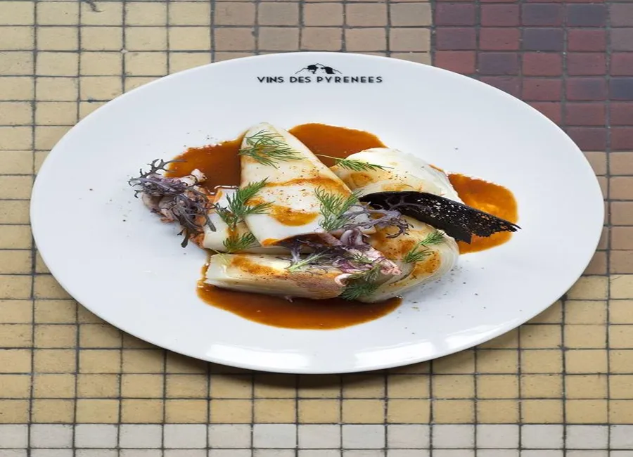 Calamars farcis, piquillos et fenouil