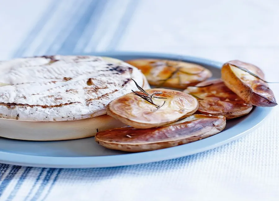 Camembert au four et pommes soufflées