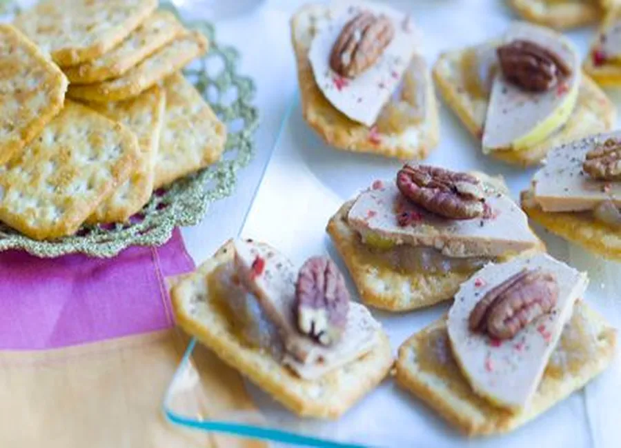 Canapés de crackers au foie gras et aux noix de pécan