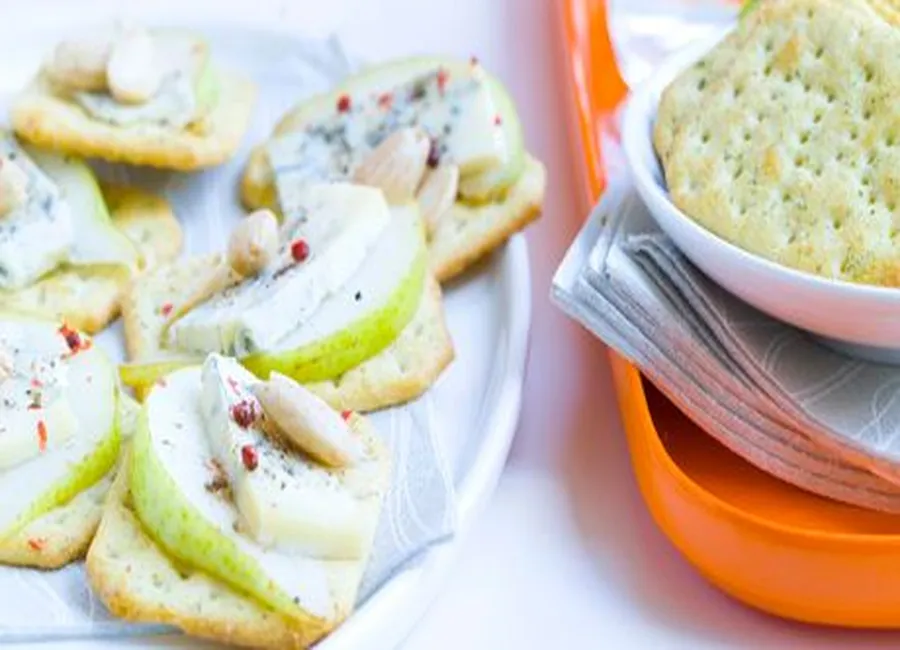 Canapés de crackers gorgonzola, poire et amande fumée