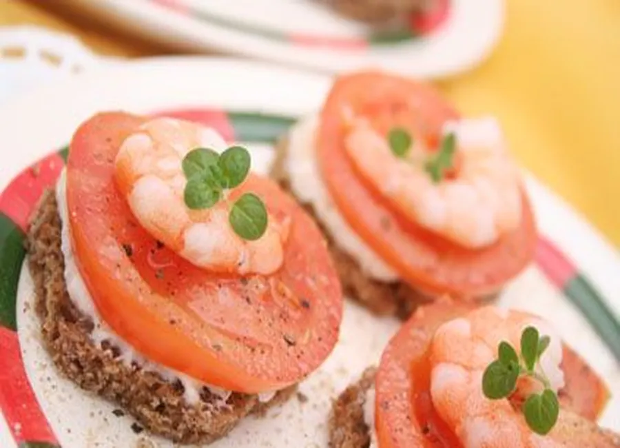 Canapés de tomate et crevette