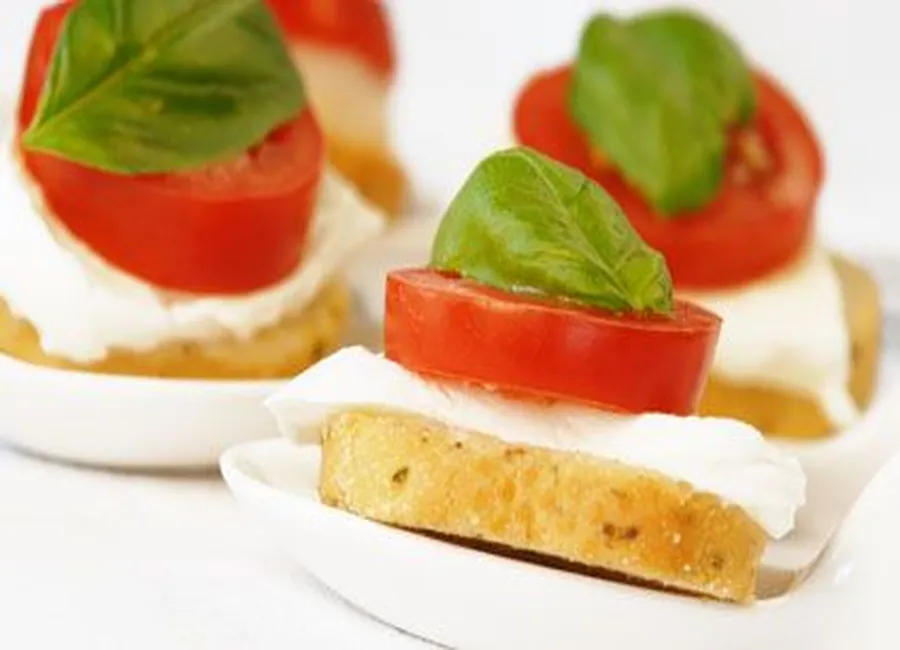 Canapés tomate mozzarella