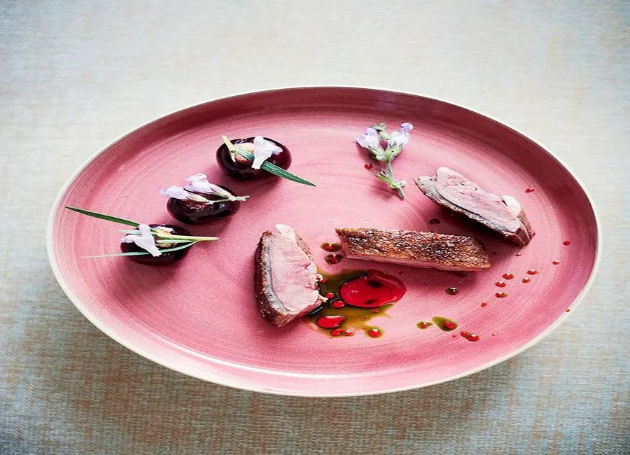 Caneton, cerises farcies aux dattes, estragon et fleurs de sauge