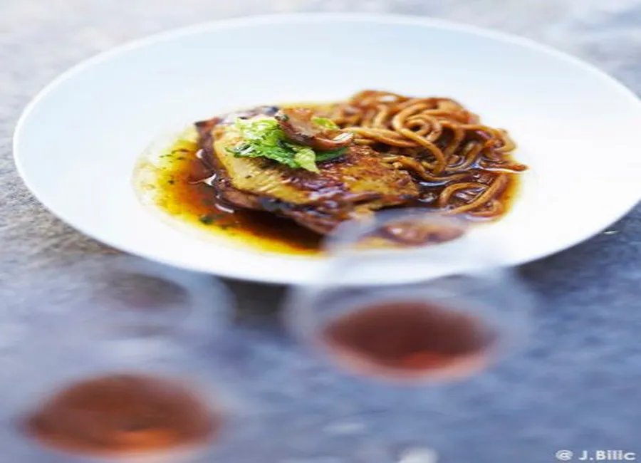 Canette rôtie, marrons, nouilles japonaises