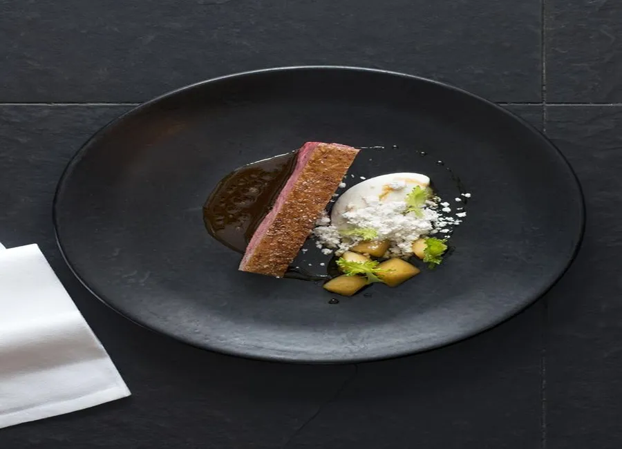 Canette rôtie, navet glacé et amande