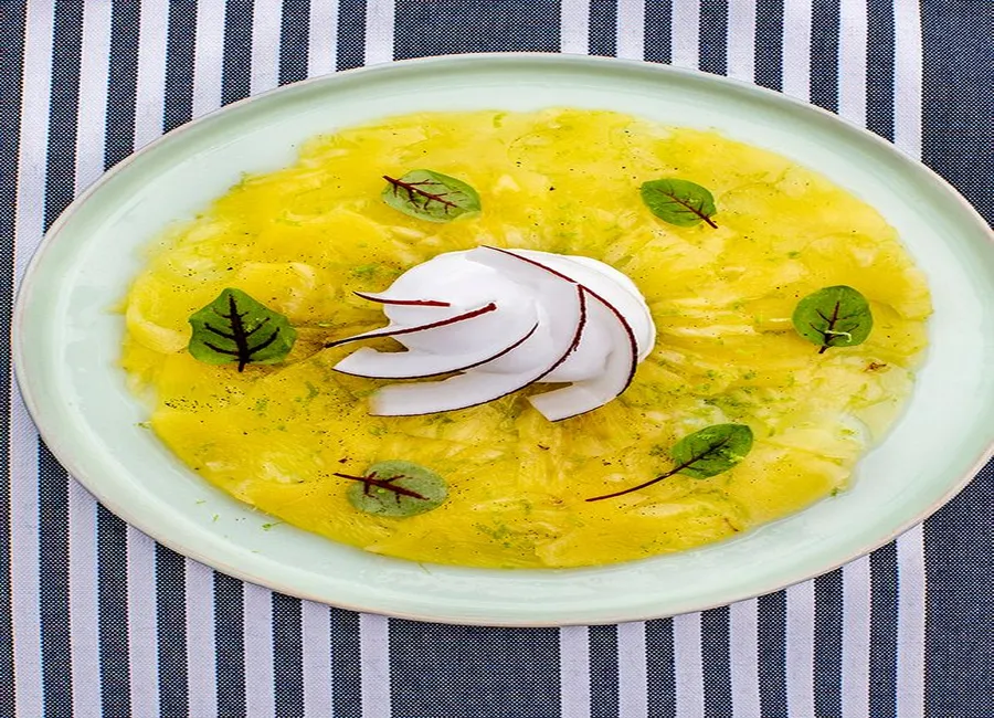 Carpaccio d'ananas aux zestes de citron vert, sorbet coco