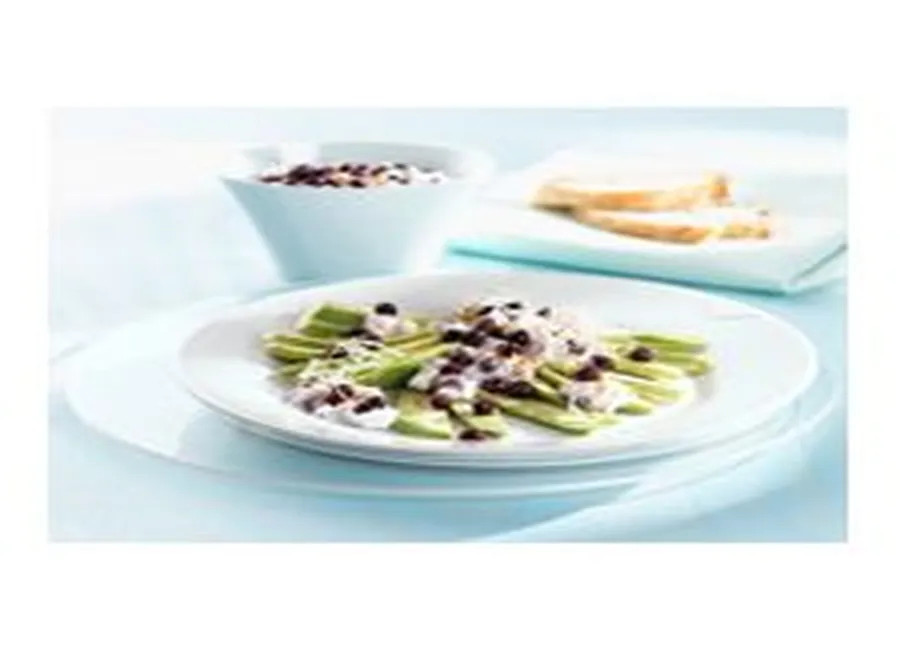 Carpaccio davocat aux bleuets sauvages et au fromage cottage