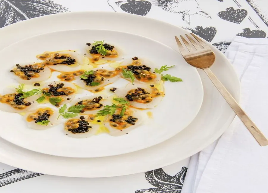 Carpaccio de saint-jacques, fruit de la passion et caviar