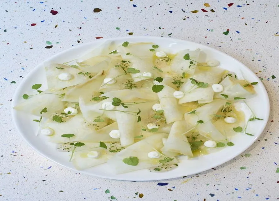 Carpaccio de céleri-rave, purée d'avocat