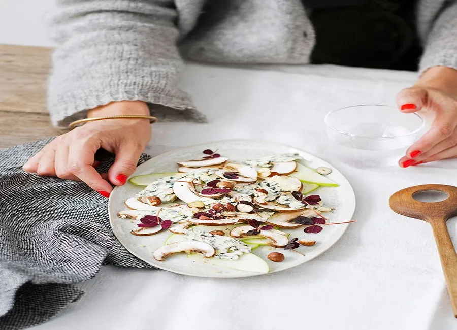 Carpaccio de champignons de paris et pomme verte à la fourme d'ambert, huile de noisette