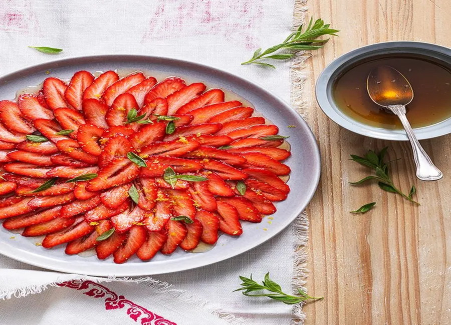 Carpaccio de fraises et sirop de verveine