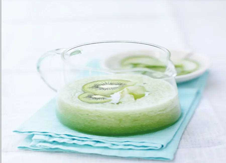 Carpaccio de kiwi en gelée, huile essentielle d'orange