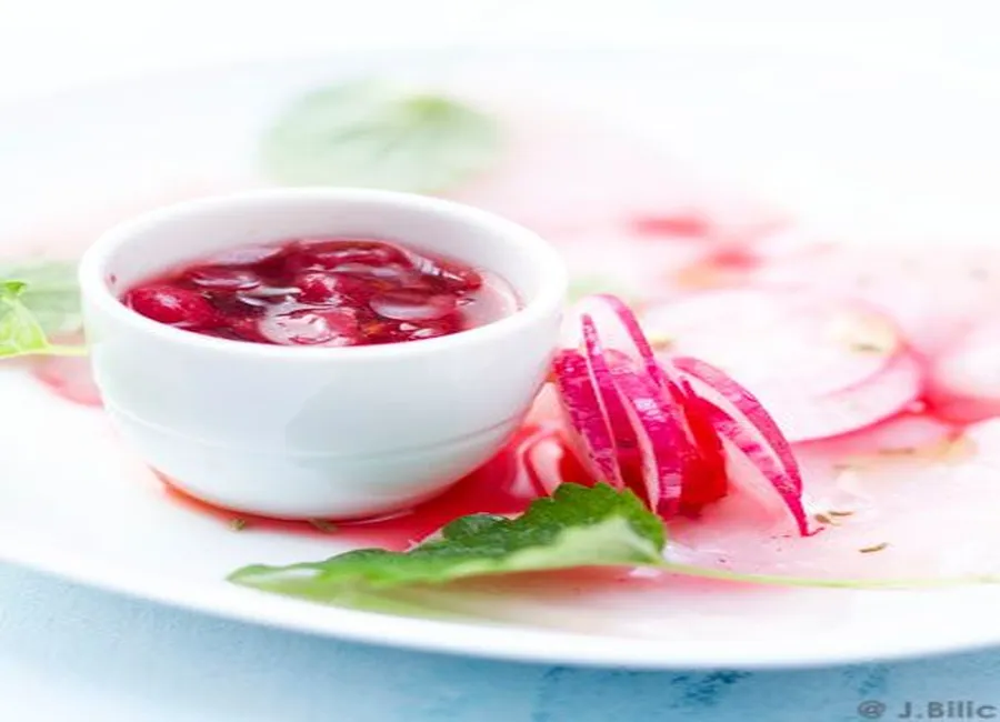 Carpaccio de mérou, vinaigre de groseille