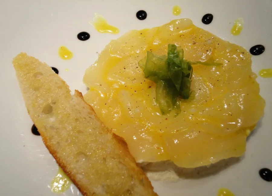 Carpaccio de noix de saint jacques et sa mousse d'huitres