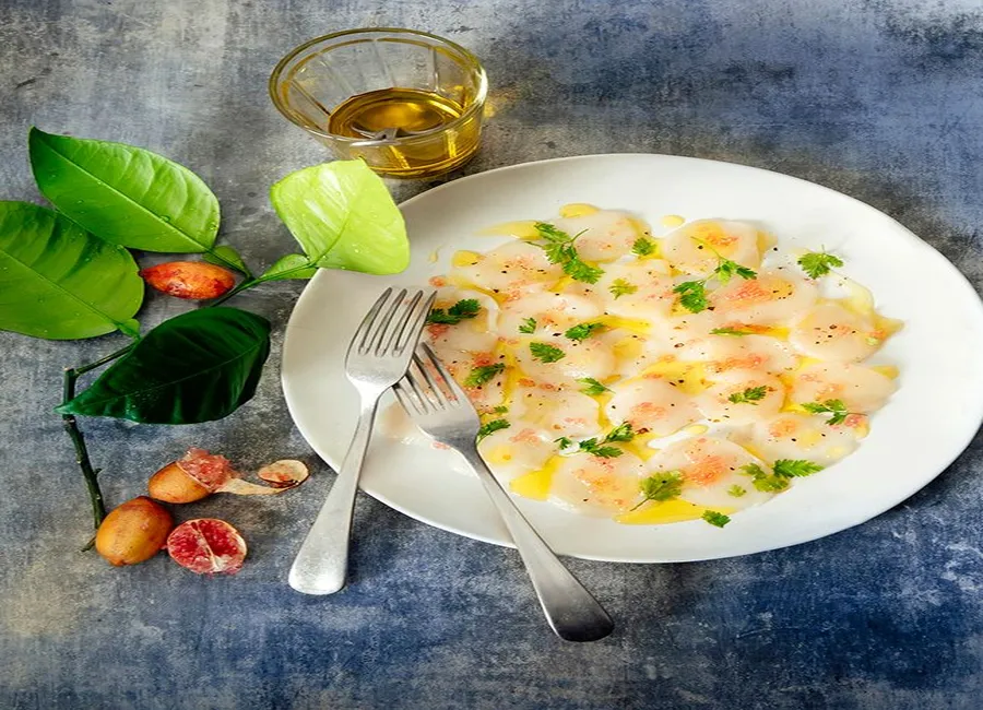 Carpaccio de saint-jacques au citron caviar