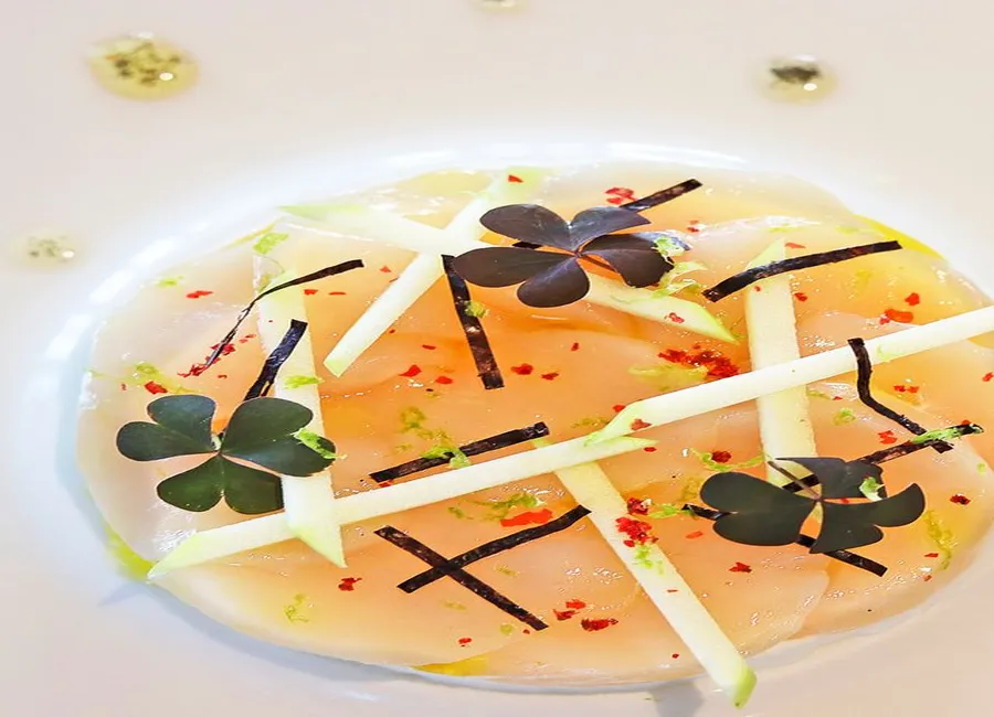 Carpaccio de saint-jacques aux baies roses et citron vert, crémeux de céleri
