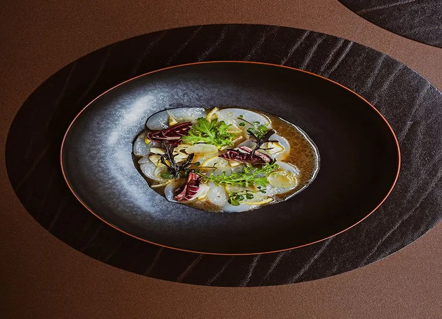 Carpaccio de saint-jacques aux limequats, sauce vierge à la main de bouddha