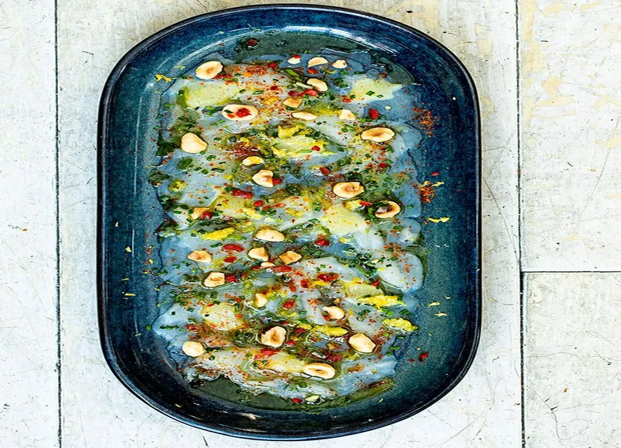 Carpaccio de saint-jacques, ciboulette et noisettes