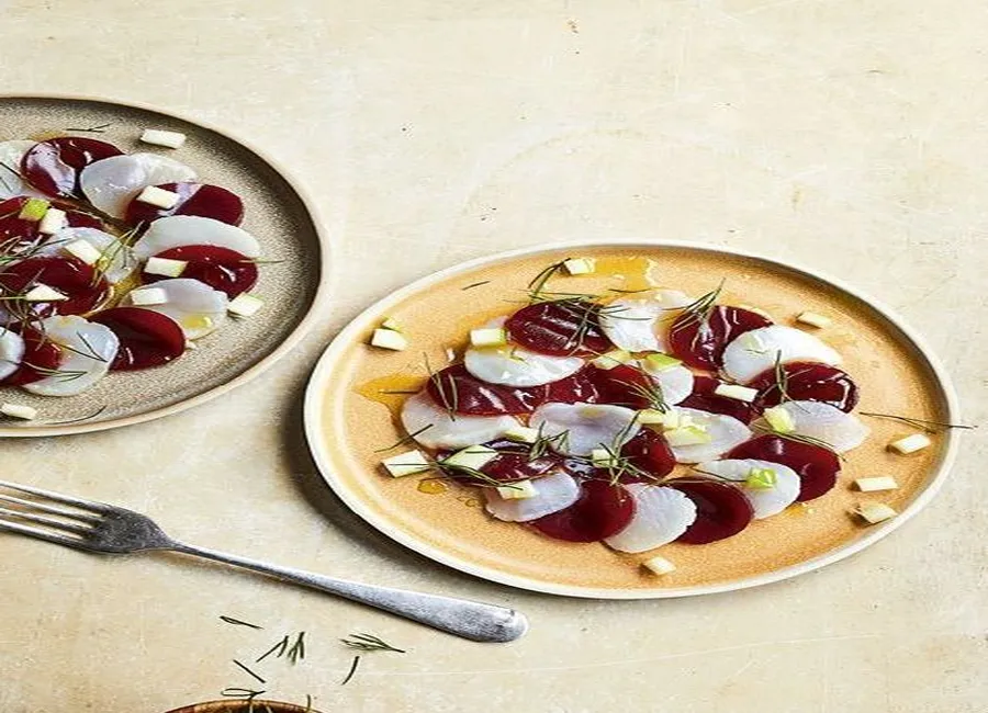 Carpaccio de saint-jacques et gelée de bouillon de betterave