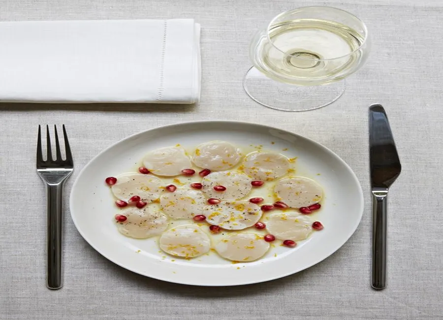 Carpaccio de saint-jacques, grenade et yuzu