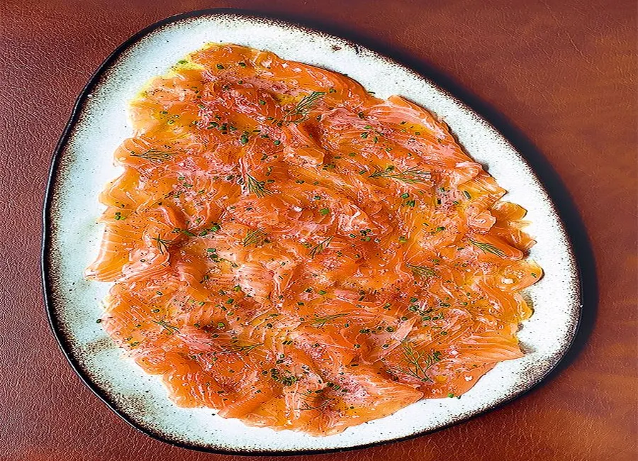 Carpaccio de saumon aux baies roses de cyril lignac